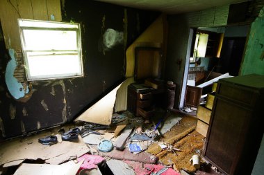 İndiana 'da terk edilmiş bir Huntington Evi' nin, çürüyen mobilyalarla, parçalanmış kalıntılarla ve unutulmuş hikayelerle donup kalmış güzelliğini keşfedin..