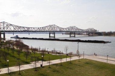 Louisville, Kentucky 'de Çelik Kamyon Köprüsü ile Sakin Şehir Parkı