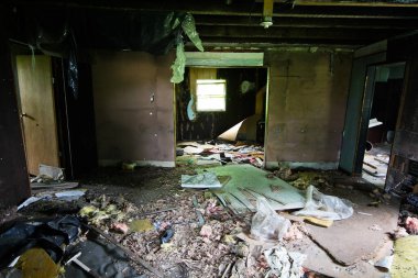 Huntington House, Indiana 'daki çürümenin güzelliğini keşfedin. Bu terk edilmiş bina bakımsızlığı ve zamanın geçişi. Boya soyuluyor, zemin kırılıyor ve enkaz haline getiriliyor. Şehir için mükemmel.