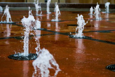 Dancing Water: Louisville, Kentucky 'deki dinamik bir şehir çeşmesinin enerjisini ve güzelliğini yakalamak. Zamanda donmuş su püskürtüleri modern fayanslara karşı eşsiz şekiller ortaya koyuyor..