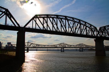 Louisville, Kentucky 'de Çelik Kamyon Köprüsü ve Altın Yansımalı Serene Nehri Sahnesi