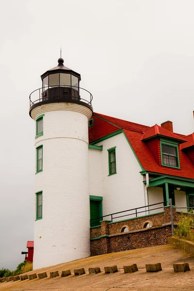 Serene Coastal Landmark Historic White Lighthouse Towering Overcast Sky Overlooking — Stock Photo, Image
