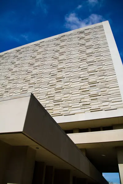 インディアナ州ブルーミントンの現代建築の驚異は 明確な青い空に対して印象的な幾何学的な正面を示しています この魅惑的なイメージは 現代的なデザインを体現しています — ストック写真