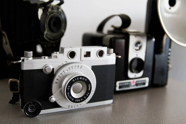 Vintage Gizmon Camera Classic Photography Equipment Grey Background Nostalgic Tribute — Stock Photo, Image