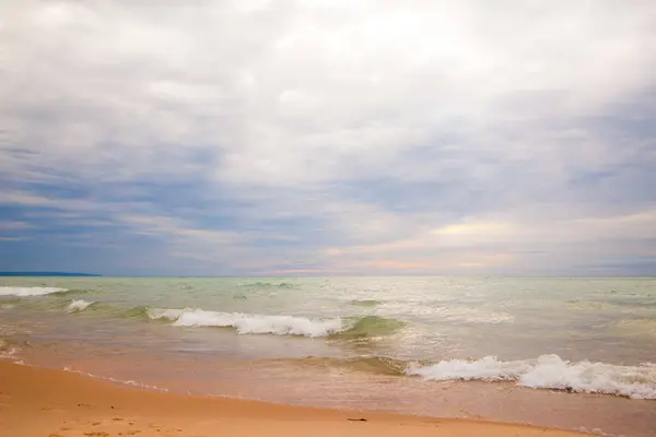 Spokojny Rekolekcje Przybrzeżne Malownicza Piaszczysta Plaża Spotyka Falujące Fale Pod — Zdjęcie stockowe