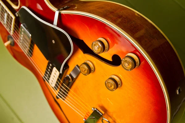 Classic Electric Guitar Vibrant Sunburst Finish Showcasing Detailed Craftsmanship Rich — Stock Photo, Image
