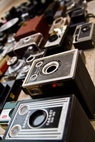古旧相机系列具有经典盒式相机的前景 唤起了人们的怀旧之情 并记录了摄影的演变 印第安纳韦恩堡的电影摄影机 — 图库照片