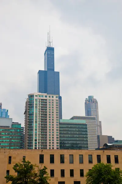 Paesaggio Urbano Dinamico Caratterizzato Elegante Grattacielo Vetro Blu Simbolo Modernità — Foto Stock