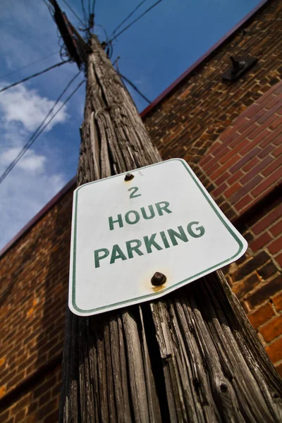 Vintage Urban Regulation Μια Ξεπερασμένη Ταμπέλα Ωρών Parking Στέκεται Ψηλή — Φωτογραφία Αρχείου