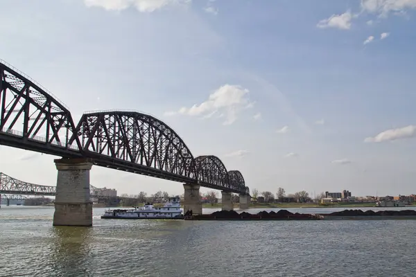 Louisville 'deki Iconic Metal Truss Köprüsü, Kentucky Spanning a Mighty River, Conding City ve Commerce