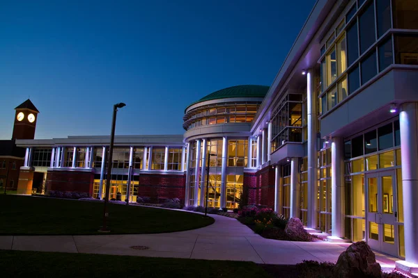Modern Utbildningsbyggnad Glödande Med Arkitektonisk Belysning Den Blå Timmen Fort — Stockfoto