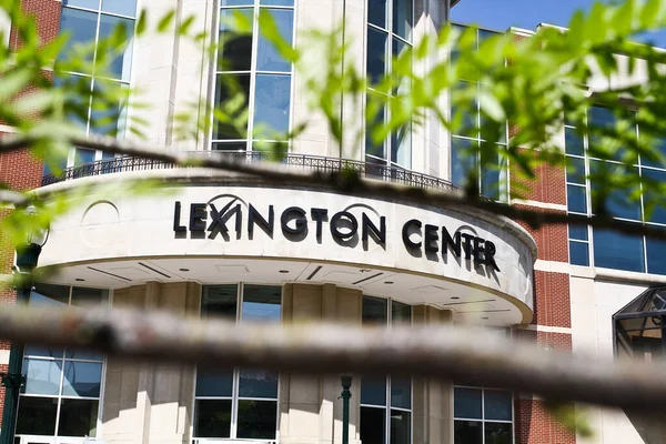 Moderní Městská Památka Lexington Center Zakřiveným Vchodem Velkými Okny Odrážejícími — Stock fotografie