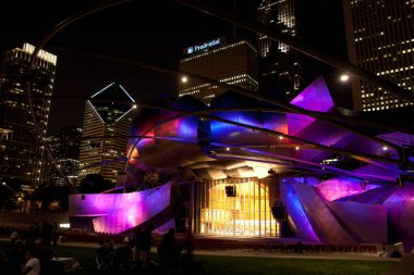 Chicago 'nun modern amfi tiyatrosunun gece manzarası, canlı mimari ışıklandırmalı gökdelenlerle çevrili. Şehir sakinleri battaniyelere sarılıp şehir atmosferine dalıyorlar. Tam oldu.