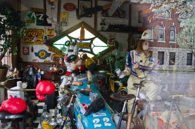 Vintage Nostalji: Hareketli bir antika dükkanında etkileyici bir retro hatıra gösterisi. Seçkin özellikler arasında klasik bisikletler, klasik içecek şişeleri ve tuhaf bir animasyon karakteri yer alıyor.