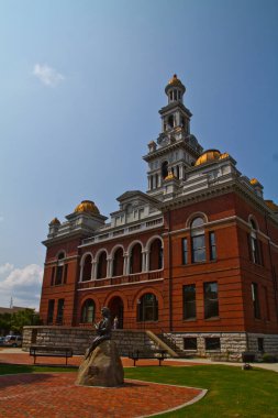 Iconic Tennessee adliyesi etkileyici bir mimarisi ve güneşli bir günde etrafı çimlerle çevrili büyük bir saat kulesi var. Bronz bir heykel kültürel ve tarihsel önem katar. Tam oldu.