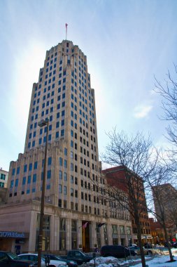 Fort Wayne, Indiana şehir merkezindeki ikonik Art Deco gökdeleninde ihtişam ve tarihi bir öneme sahip. Şehrin üzerinde yükselen dikey çizgileri ve geometrik ayrıntıları çerçeveye egemen, sembolize
