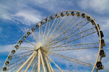 Gatlinburg, Tennessee 'deki lunaparkta heyecanlı bir günün tadını çıkarın, görkemli dönme dolaba binerken tüylü beyaz bulutlarla dolu güzel bir gökyüzünün altında. Heyecanı yakala ve...