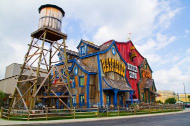 Gatlinburg, Tennessee 'deki Hatfieldlar ve McCoys Akşam Yemeği Şovu' ndaki Vahşi Batı 'ya geri dönün. Bu canlı, çizgi film benzeri bina, canlı yayın eşliğinde temalı bir yemek deneyimi sunuyor.