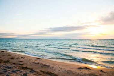Michigans Gölü 'nün kumlu kıyı şeridi üzerinde sakin bir günbatımı Empire, Michigan' daki doğanın güzelliğini gözler önüne seriyor. Rahatlama ve tatil merkezlerini desteklemek için mükemmel.