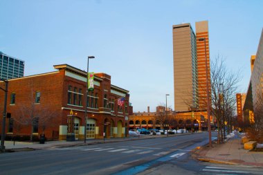 Fort Wayne üzerinde sakin bir günbatımı: Bu canlı şehir merkezinde tarihi cazibe ve modern mimarinin büyüleyici bir karışımı.