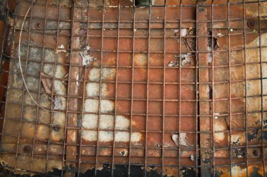 Çürüyen Endüstriyel Şebeke: Louisville, Kentucky 'de yıpranmış, paslı bir metal yüzeyin yakından görüntüsü. Izgara sergilenir sıcak turuncu ve kahverengi tonlarda palet, dağınık yapraklar ve