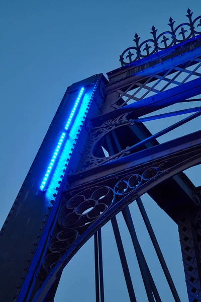 Boeiend Schemeruitzicht Het Sierlijke Metaalwerk Levendige Blauwe Led Verlichting Wells — Stockfoto