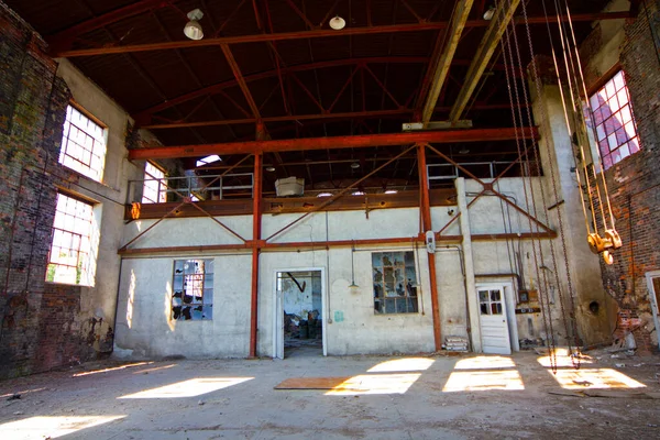Sonnenbeschienener Verfall Einer Verlassenen Industrielagerhalle Auburn Indiana Großzügiger Innenraum Enthüllt — Stockfoto