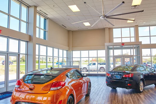 Prostorná Moderní Prodejna Aut Showroom Pulzující Oranžové Kompaktní Auto Popředí — Stock fotografie