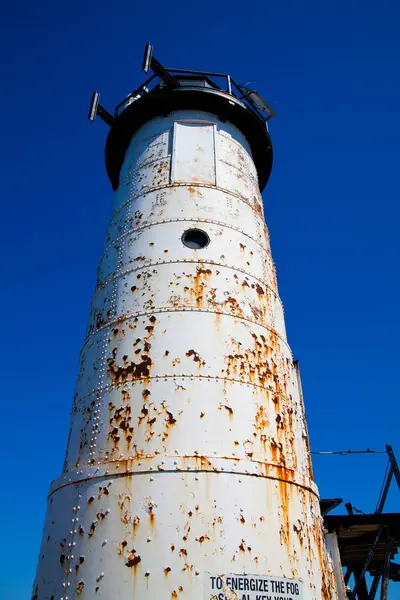 Michigan Daki Ikonik Yıpranmış Deniz Feneri Derin Mavi Gökyüzüne Karşı — Stok fotoğraf