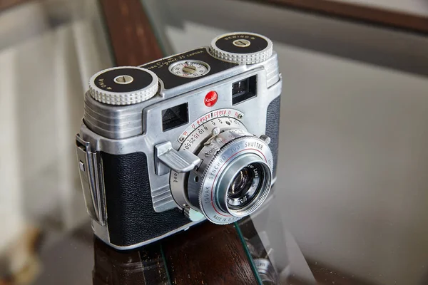 ヴィンテージコダックのカメラは 反射面に古典的なデザインと機械的なダイヤルを展示し 伝統的な映画撮影のノスタルジアを呼び起こします フォートウェイン インディアナ 2015 — ストック写真