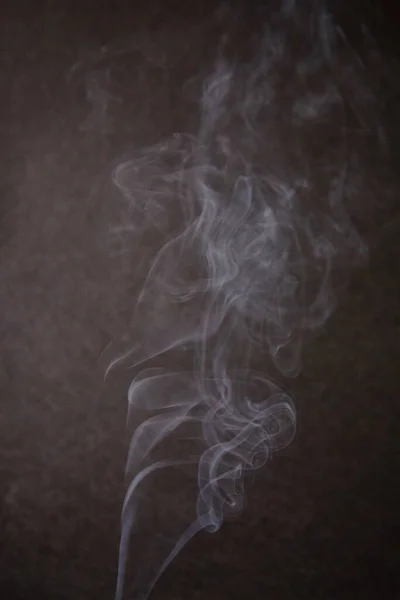 Působivé Víry Jemného Kouře Tančící Tmavém Pozadí Evokující Pocit Tajemství — Stock fotografie