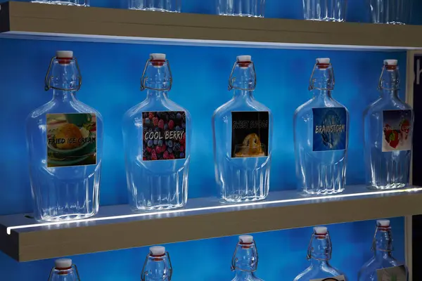 Барвисті Скляні Пляшки Унікальними Етикетками Такими Смаками Fried Ice Cream — стокове фото
