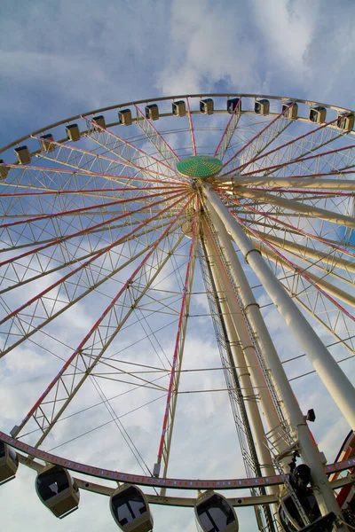 Experience Thrill Wonder Towering Ferris Wheel Picturesque Sky Vibrant Amusement — Stock Photo, Image