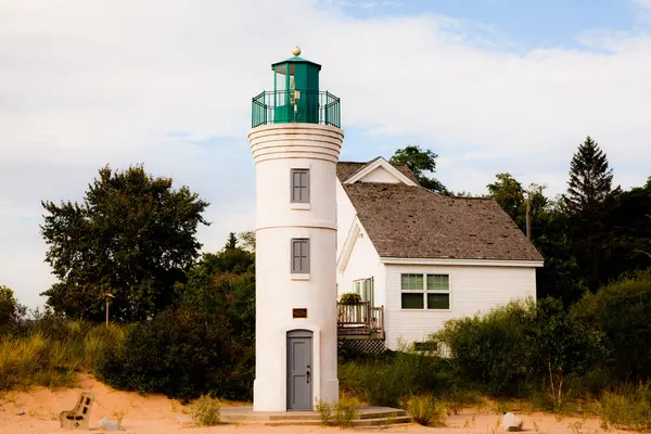 Serene Coastal Living Charming White Lighthouse House Nestled Secluded Natural — Stock Photo, Image