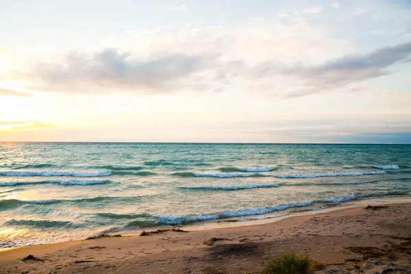 Scena Spokojnego Wschodu Słońca Wzdłuż Brzegu Jeziora Michigans Empire Miękkie — Zdjęcie stockowe