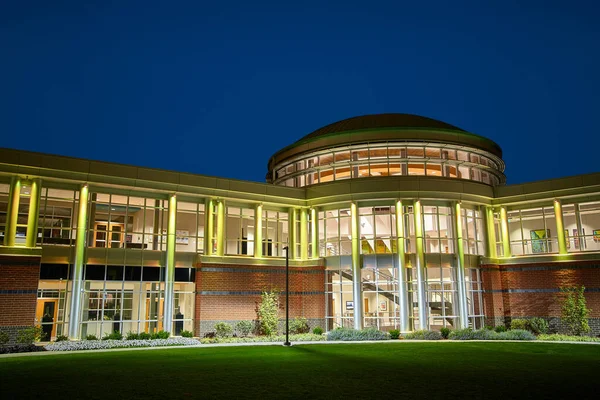 Fængslende Moderne Uddannelsesbygning Natten Fort Wayne Indiana Belyst Varm Kunstig - Stock-foto