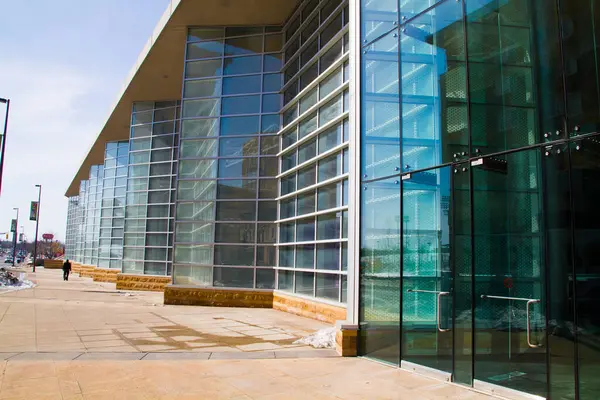 印第安纳韦恩堡市中心的现代玻璃建筑令人叹为观止 这反映了这个充满活力的城市景观 一个人把这个城市的建筑杰作放大了 — 图库照片