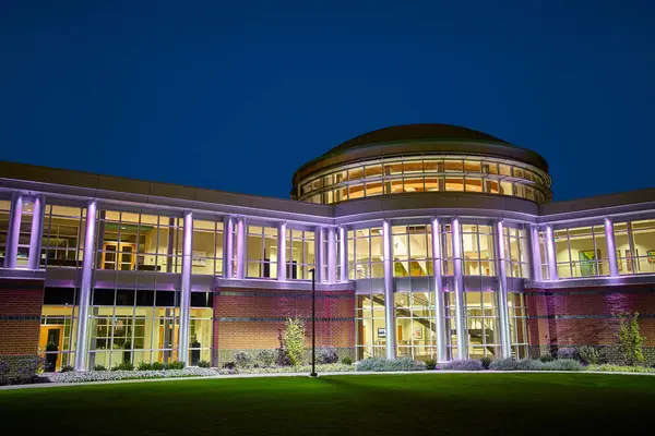 Soumrak Osvětluje Moderní Vzdělávací Zařízení Fort Wayne Indianě Působivá Architektura — Stock fotografie
