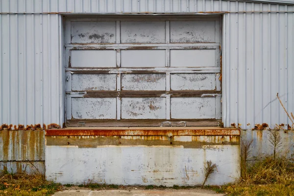 Rustic Charm Weathered Garage Door Indiana Showcases Industrial Decay Passage — Stock Photo, Image