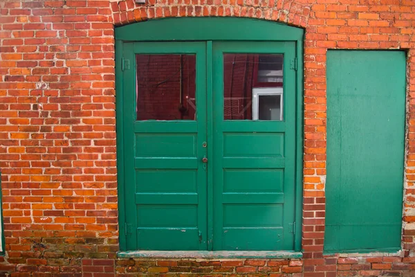 Encanto Vintage Resiliente Puertas Dobles Verdes Vibrantes Medio Pared Ladrillo Imágenes de stock libres de derechos