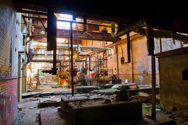 Doğu St. Louis, Illinois 'deki terk edilmiş bir endüstriyel tesisin büyüleyici güzelliğini yansıtıyor. Paslanmış makineler, dağınık enkaz parçaları ve harap olmuş yapılar...