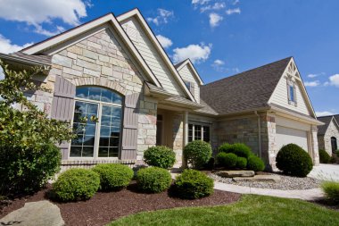 Fort Wayne, Indiana 'daki modern banliyö rüya evi. Bu ferah tek ailelik konutta muhteşem bir taş ve yan kombinasyon, kemerli bir pencere ve çatılı. İyi bakılmış.