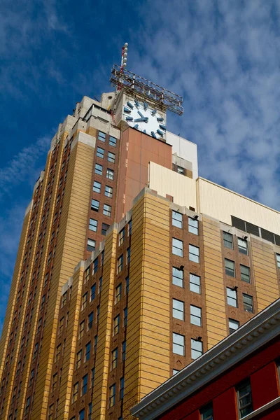 兰辛的老式钟楼 拍摄时间的流逝 这个城市设置展示了一座宏伟的多层建筑 在蓝天的映衬下 钟面破碎 它的橙色和棕色的筋膜 — 图库照片