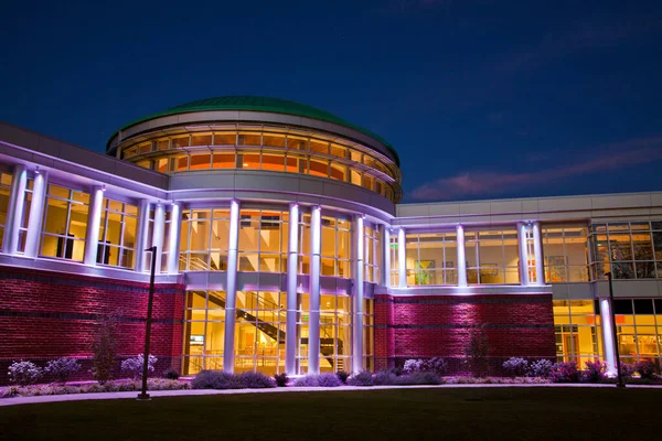 Arquitectura Moderna Cautivadora Iluminada Crepúsculo Fort Wayne Indiana Mostrando Diseño — Foto de Stock