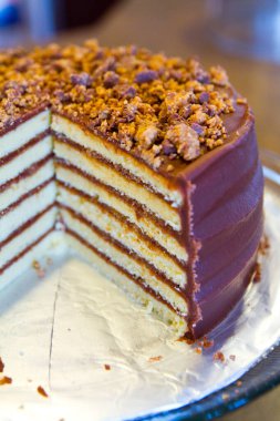 Çürük, çok katmanlı, parlak ganache kaplamalı ve ezilmiş şeker soslu çikolatalı pasta. Şımarık kutlamalar için mükemmel..