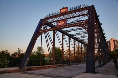 Alacakaranlık, Fort Wayne, Indiana şehir merkezindeki karmaşık çelik-kiriş köprüsünü, klasik cazibeyi ve modern aksanları harmanlıyor. Tarihe adım atın ve eski ve eski ahenkli etkileşimlere bağlanın