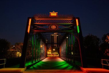 Fort Wayne, Indiana 'da geceleyin Wells Street Köprüsü' nü aydınlattı. Tarihi ve modern elementlerin mimari güzelliğini gözler önüne serdi..