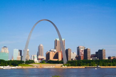 St. Louis Skyline: Görkemli kemer berrak mavi gökyüzü ve sakin nehir manzaralı canlı şehir manzarasına hakim.