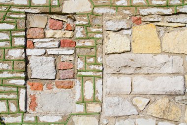 Değişik renklerde ve Yeşil Yosun Detaylı Dokulu Taş Duvar, St. Louis, Missouri