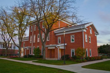 Heritage and Innovation: Fort Wayne, Indiana 'da sakin bir kampüste tarihi mimari ve modern tasarımın çarpıcı bir karışımı. Eğitim ve iş kavramları için mükemmel..